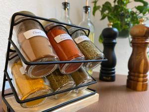 Un estante con botellas de vino sobre una mesa en SuperHosts ZENTRUM - Küche - NETFLIX - Kaffee, en Bremen