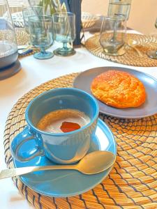 Una taza de café en un plato azul con una cuchara. en SuperHosts ZENTRUM - Küche - NETFLIX - Kaffee, en Bremen