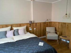 1 dormitorio con 1 cama, 1 silla y 1 mesa en Flux-Biohotel Werratal, en Hannoversch Münden