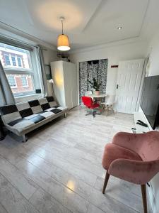- un salon avec un canapé et une table dans l'établissement Bell street, à Londres