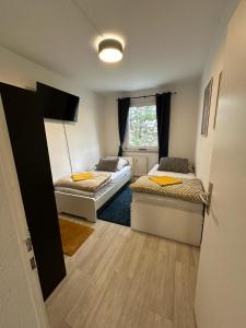 Nietleben的住宿－Ideal für Monteure. 3 Zimmer Apartment mit Küche, Waschmaschine, WiFi usw... .，客房设有两张床和窗户。