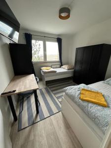 Nietleben的住宿－Ideal für Monteure. 3 Zimmer Apartment mit Küche, Waschmaschine, WiFi usw... .，客房设有两张床、一张桌子和一扇窗户。