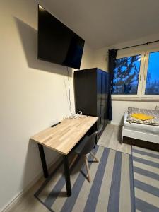 Nietleben的住宿－Ideal für Monteure. 3 Zimmer Apartment mit Küche, Waschmaschine, WiFi usw... .，客房设有木桌和床。