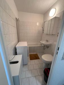 Nietleben的住宿－Ideal für Monteure. 3 Zimmer Apartment mit Küche, Waschmaschine, WiFi usw... .，白色的浴室设有卫生间和水槽。