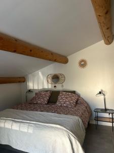 Mirabel-aux-Baronniesにあるモン シュマン プリヴェの木製の天井のベッドルーム1室(大型ベッド1台付)