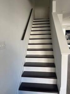uma escada com escadas a preto e branco em 2 Cozy Bedroom Townhome em Germantown
