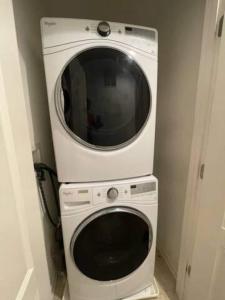 um micro-ondas sentado em cima de uma máquina de lavar roupa em 2 Cozy Bedroom Townhome em Germantown