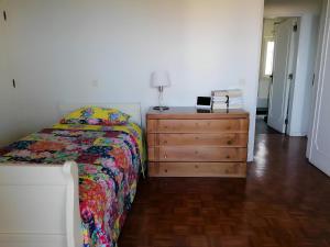 1 dormitorio con 1 cama y vestidor con lámpara en Casa con vistas al Mar, en Cascais