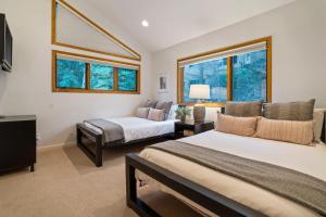 2 camas en una habitación con 2 ventanas en 1588 Golf Terrace - Unit 39, en Mid Vail