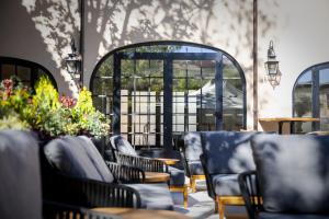 a group of chairs and tables in a restaurant at Hotel & Spa Convento San Francisco in Soria