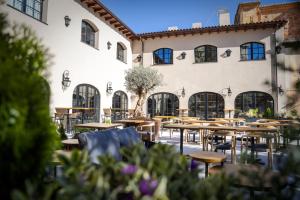 a courtyard with tables and chairs in front of a building at Hotel & Spa Convento San Francisco in Soria