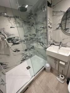 Polmear Apartments, Charlestown tesisinde bir banyo
