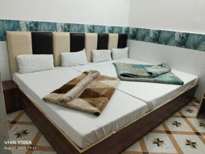 Raghav guest house tesisinde bir odada yatak veya yataklar