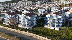 een luchtfoto van huizen in een stad bij White Bay Resort in Didim