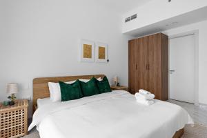 Een bed of bedden in een kamer bij Bohemian Escape in Masdar City