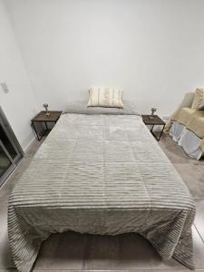 1 cama grande en una habitación con 2 mesas en PARANA SHOPPING Y CPC, en Paraná 22 fotos más