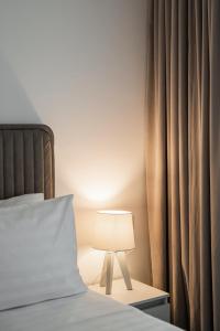 Un pat sau paturi într-o cameră la DaVio Apartments Beige