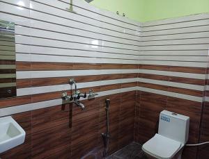 a bathroom with a toilet and a sink at Hotel Shobhani in Deoghar