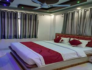 Ένα ή περισσότερα κρεβάτια σε δωμάτιο στο Hotel Shobhani