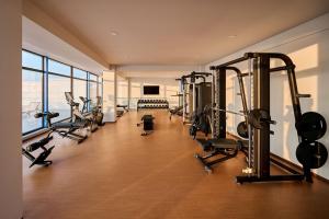 un gimnasio con cintas de correr y equipo cardiovascular en un edificio en Aqua Vista Infinity Apartament Lux Vedere La Mare - Resort & Spa, en Mamaia Nord – Năvodari