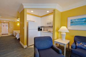 a hotel room with a kitchen and a living room at Daytona Beach Resort 260 in Daytona Beach