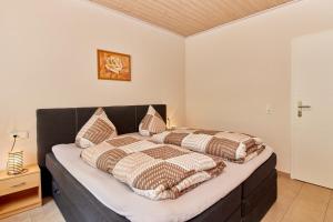 ein Schlafzimmer mit einem Bett mit zwei Kissen in der Unterkunft Cafe Rosi Ferienwohnung in Bernkastel-Kues