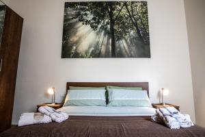 una camera con un letto con una foto sul muro di Borgo Angioino a Napoli