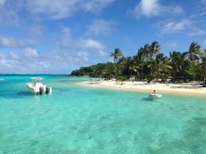 una persona en un barco en el agua en una playa en Day Sailing, Sailing Experience and Houseboat, en Gros Islet