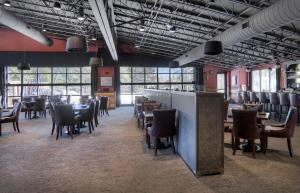 Un restaurante con mesas y sillas y un bar. en Tamarron Lodge Studio 306, en Durango