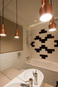 a bathroom with a sink and a bath tub at Apartament Gdynia z duszą in Gdynia