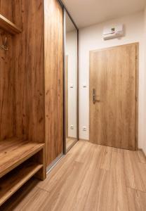 利托斯基簡的住宿－Apartmán Petruša，空空房间,设有木门和木地板