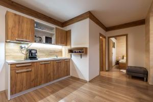 利托斯基簡的住宿－Apartmán Petruša，厨房铺有木地板,配有木制橱柜。