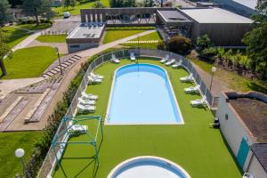 una vista aérea de una piscina con césped verde en Aux Portes des Monts d'Aubrac en Espalion