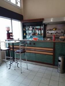 uma cozinha com um balcão, uma mesa e cadeiras em Hotel de la plage em Bizerte