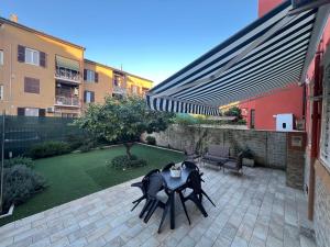 a patio with a table and chairs in a courtyard at Casa Paestum. Your wonderful garden in Rome in Rome