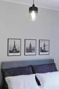 1 dormitorio con 4 fotos de la torre Eiffel en Showroom Luxury B&B, en Reggio Calabria