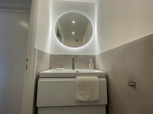 een badkamer met een wastafel en een spiegel bij Wonderfull 2 bedrooms with terrace in Cannes