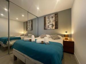 een slaapkamer met 2 bedden en een spiegel bij Wonderfull 2 bedrooms with terrace in Cannes