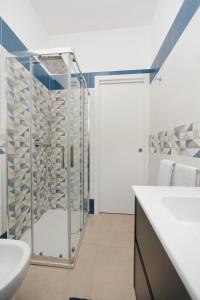 y baño con ducha y lavabo blanco. en Showroom Luxury B&B, en Reggio Calabria