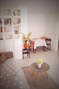 een woonkamer met een bank en een tafel bij Casa Ander: Cozy and Bright Vacation Bungalow in San Fulgencio
