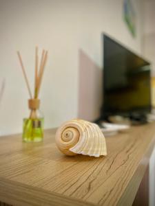 eine Schale auf einem Holztisch in der Unterkunft Casa Vacanza Mare Blu in Villaggio Azzurro