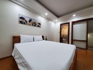 河內的住宿－Dodo Home 3，卧室配有一张白色大床