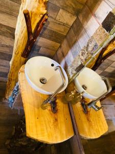 uma vista superior de uma casa de banho com 2 lavatórios em Cabañas Rusticas Olimpus del Elqui em Vicuña