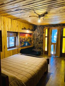 Tempat tidur dalam kamar di Cabañas Rusticas Olimpus del Elqui