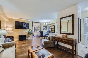 a living room with a couch and a mirror at Outstanding Location - 1BR Haven near the Strip in Las Vegas