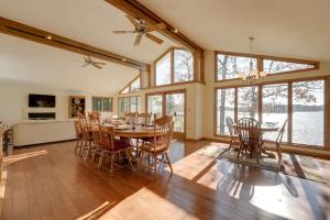 Una cocina y un comedor con mesa y sillas. en Lakeside Michigan Retreat with Boat Dock and Fireplace, en Woodland Beach