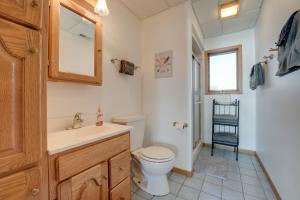 Un baño con inodoro, lavabo y espejo. en Lakeside Michigan Retreat with Boat Dock and Fireplace, en Woodland Beach 32 fotos más