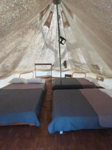 2 camas en una tienda de lona con en Camping Oliana, en Oliana