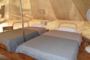 Una habitación con 2 camas en una tienda en Camping Oliana, en Oliana