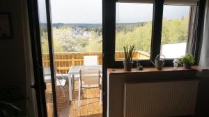 uma vista para uma varanda com uma mesa e cadeiras em Haus Maria em NeuhÃ¼tten